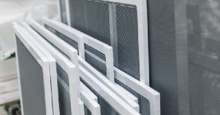 Москитные сетки на пластиковые окна Черногорск купить по цене от 954 руб.